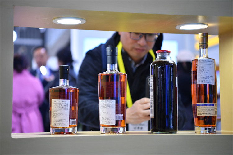 11月16日，觀眾在第七屆絲博會(huì)上參觀阿塞拜疆展位上的酒水產(chǎn)品。新華社記者 邵瑞 攝