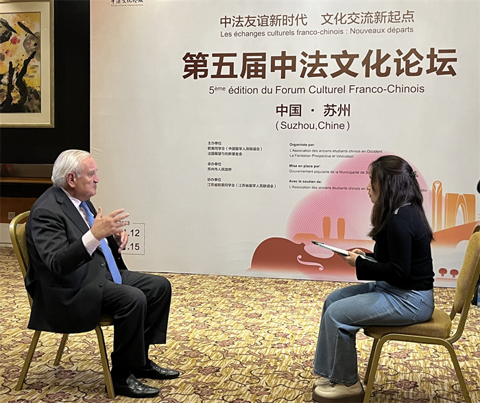 法國(guó)前總理、法國(guó)展望與創(chuàng)新基金會(huì)主席讓-皮埃爾·拉法蘭接受人民網(wǎng)的采訪。（國(guó)際在線供圖）