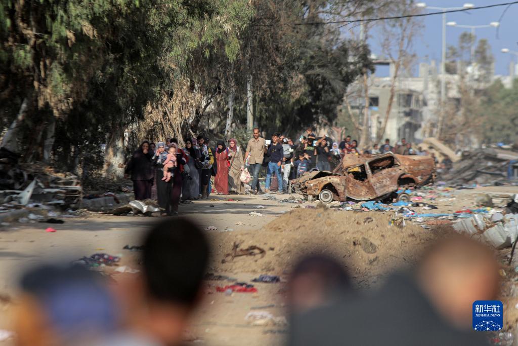 11月18日，在加沙地帶南部地區(qū)，巴勒斯坦人向南遷移。
