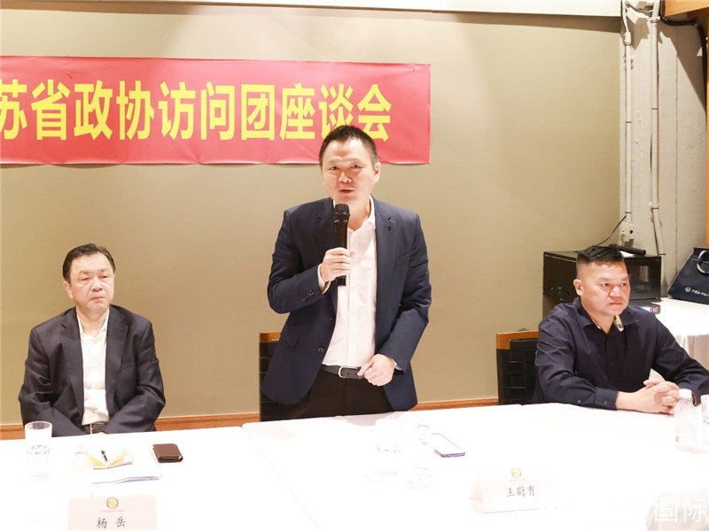 中國駐里約總領(lǐng)館副總領(lǐng)事王尉育（中）在座談會上致辭。人民網(wǎng)記者 陳海琪攝