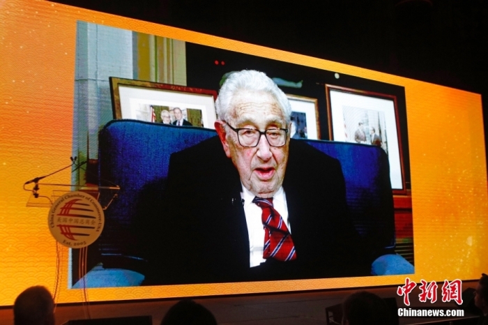 資料圖為當?shù)貢r間2023年1月18日晚，美國中國總商會(CGCC)在紐約舉行2023年中國農(nóng)歷新年晚宴。圖為美國前國務(wù)卿亨利·基辛格以視頻方式致辭。<a target='_blank' href='/'><p  align=