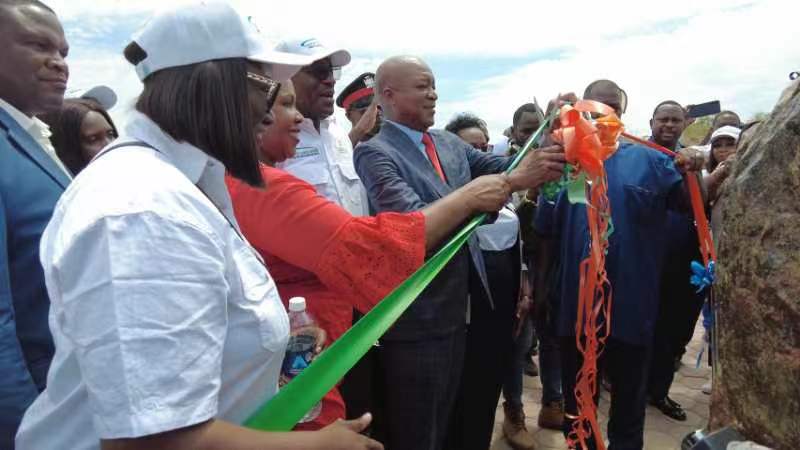 嘉賓為學(xué)校剪彩。主辦方供圖