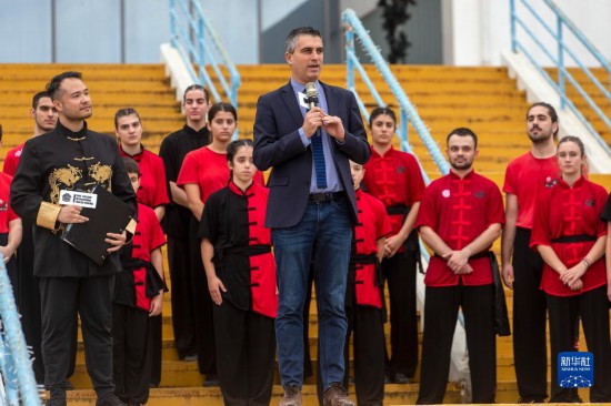 12月2日，希臘文化部副部長(zhǎng)赫里斯托斯·季馬斯（中）在希臘雅典圣誕劇場(chǎng)舉行的“中希國際戲劇節(jié)”開幕式上講話。新華社發(fā)（馬里奧斯·羅洛斯攝）