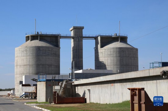 這是11月28日在突尼斯蘇塞市拍攝的中企承接建造的哈姆敦污水處理站一角。位于北非的突尼斯連續(xù)數(shù)年遭遇干旱，居民生活和農(nóng)業(yè)生產(chǎn)受到嚴重影響。突尼斯媒體近日報道了中企承接的突尼斯南部蘇塞市污水處理廠項目，稱贊它不僅為當?shù)剞r(nóng)民提供了穩(wěn)定的灌溉水源，還減少了環(huán)境污染。新華社記者 黃靈 攝