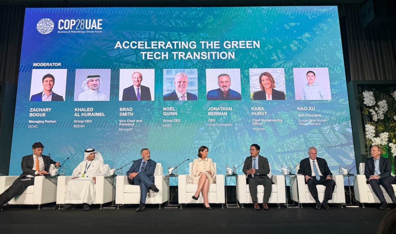 騰訊可持續(xù)社會(huì)價(jià)值副總裁、騰訊碳中和實(shí)驗(yàn)室負(fù)責(zé)人許浩（右三）在COP28上和微軟公司主席(右一)、匯豐銀行全球首席執(zhí)行官(右二)以及亞馬遜首席可持續(xù)發(fā)展官(左四)等對話。圖片由騰訊公司提供