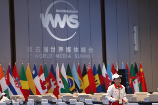   2023年12月2日，一名志愿者在廣州南沙灣濱海會(huì)議中心布置會(huì)場(chǎng)。（新華社記者李明攝）