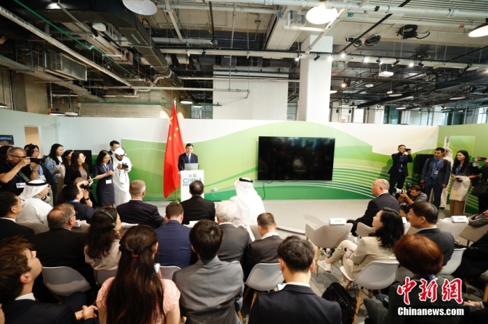 當?shù)貢r間11月30日，《聯(lián)合國氣候變化框架公約》第28次締約方大會(COP28)中國角開幕式暨“生態(tài)文明與美麗中國實踐”邊會在迪拜舉行。圖為中國生態(tài)環(huán)境部部長黃潤秋在邊會上發(fā)表致辭。<a target='_blank' href='/' _fcksavedurl='/'><p  align=
