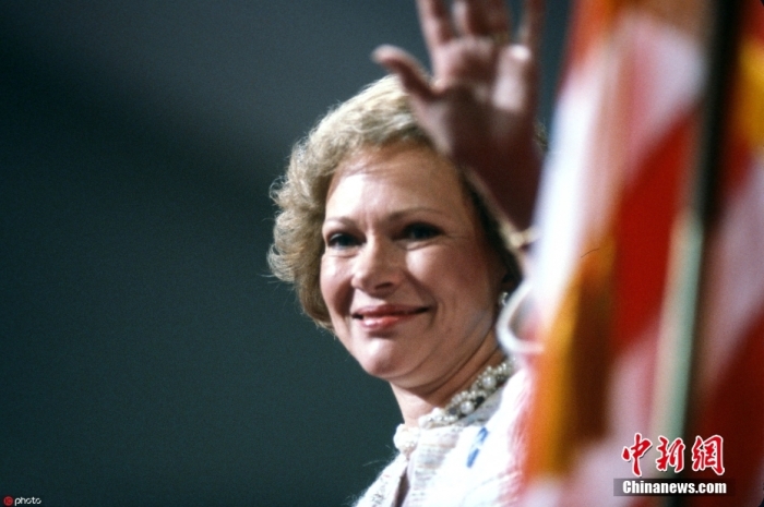 當(dāng)?shù)貢r(shí)間11月19日，卡特中心宣布，美國前第一夫人羅莎琳·卡特于當(dāng)天去世，享年96歲。根據(jù)卡特中心發(fā)布的聲明，在家人的陪伴下，羅莎琳·卡特在佐治亞州普萊恩斯的家中平靜地去世?？ㄌ刂行?7日宣布，羅莎琳·卡特開始接受臨終關(guān)懷。圖為羅莎琳·卡特資料圖。圖/ICphoto