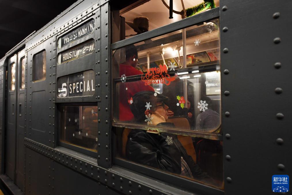 12月2日，在美國紐約，人們乘坐“懷舊地鐵”專列。新華社記者 李睿 攝
