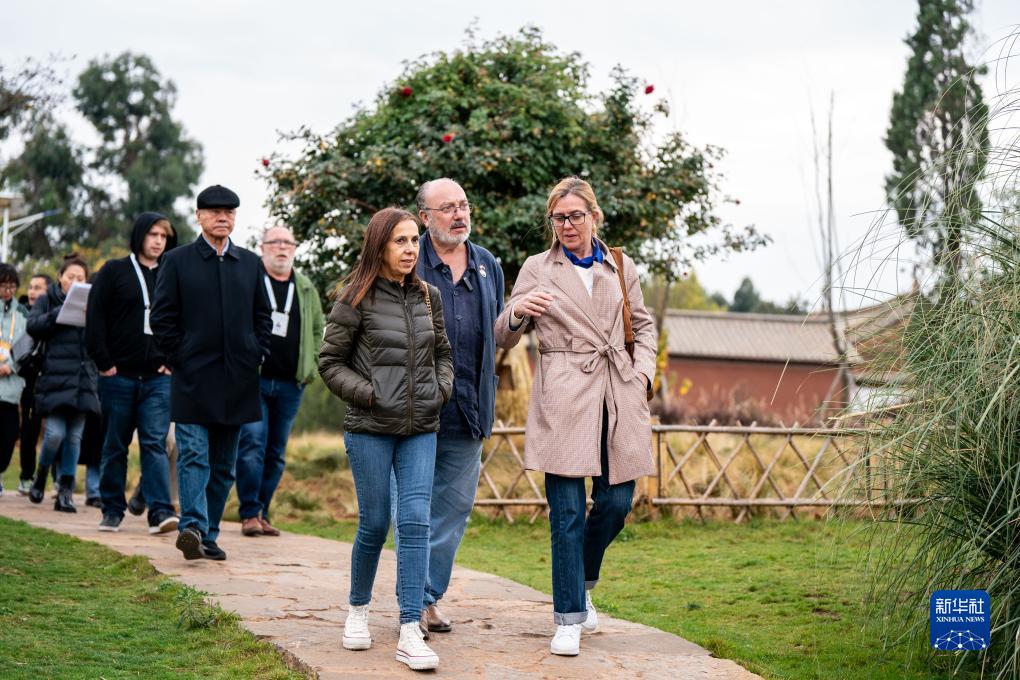 12月6日，世界媒體峰會參會代表在昆明市晉寧區(qū)小漁村參觀。新華社記者 胡超 攝