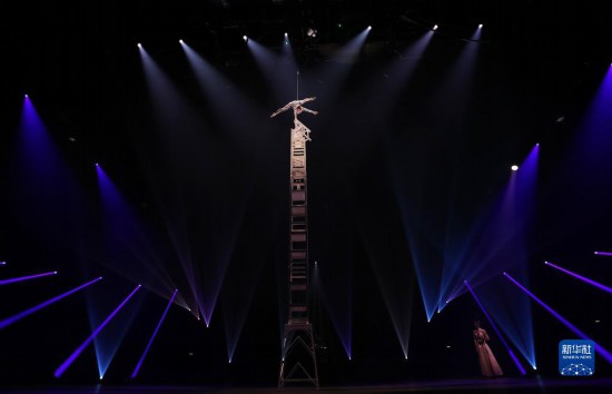 12月8日，演員在法國巴黎舉行的中國雜技“奇妙之夜”演出上表演《高椅》。新華社記者 高靜 攝
