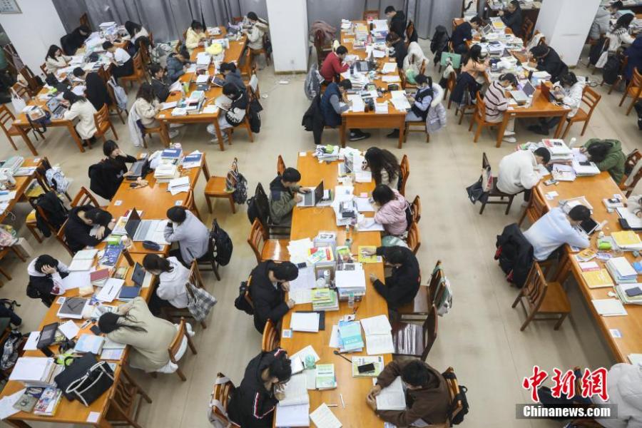 資料圖：眾多考研學生在南昌大學圖書館的自習室內(nèi)復(fù)習備考。劉力鑫 攝