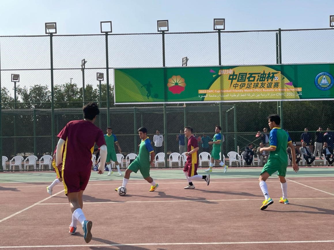 12月14日，中國石油（伊拉克）魯邁拉片區(qū)舉辦公共開放日和足球友誼賽。中國石油工程建設有限公司魯邁拉項目代表隊與巴士拉大學代表隊進行了比賽，巴士拉大學代表隊獲勝。文學軍攝
