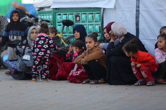 這是12月3日在加沙地帶代爾拜拉赫一家醫(yī)院拍攝的流離失所的巴勒斯坦人。新華社發(fā)