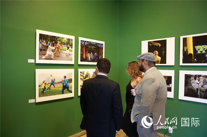 巴西民眾在攝影展作品前駐足欣賞。 人民網記者 陳海琪攝