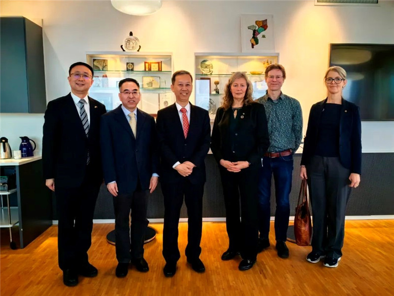 中國(guó)駐瑞典大使崔愛(ài)民（左三）會(huì)見(jiàn)瑞典農(nóng)業(yè)大學(xué)校長(zhǎng)薇迪（左四）。中國(guó)駐瑞典大使館供圖。