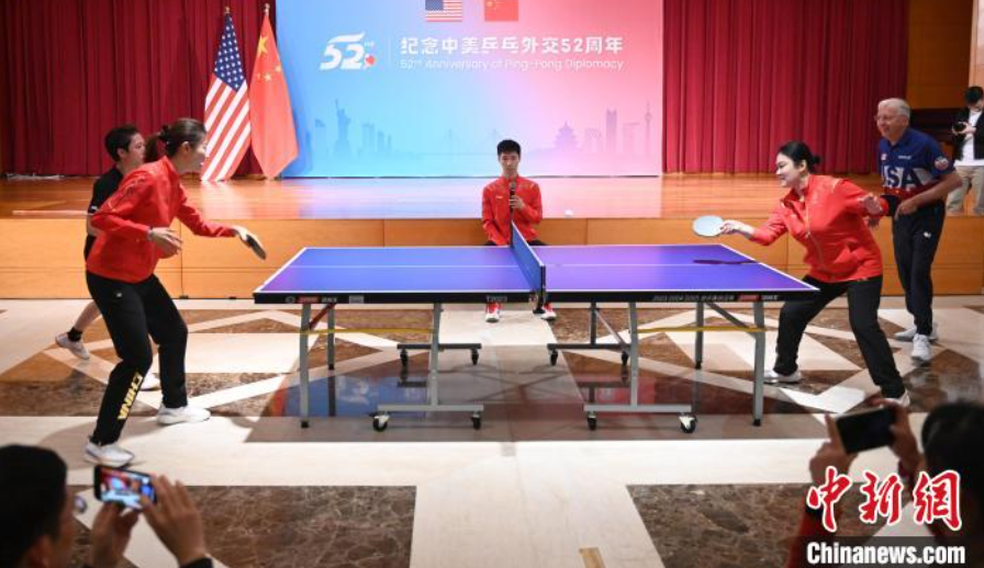 當(dāng)?shù)貢r間12月13日，中國駐美使館在華盛頓舉辦慶?；顒蛹o(jì)念中美乒乓外交52周年。圖為丁寧、劉偉、戴爾等中美運動員上演混雙表演賽。中新社記者 陳孟統(tǒng) 攝