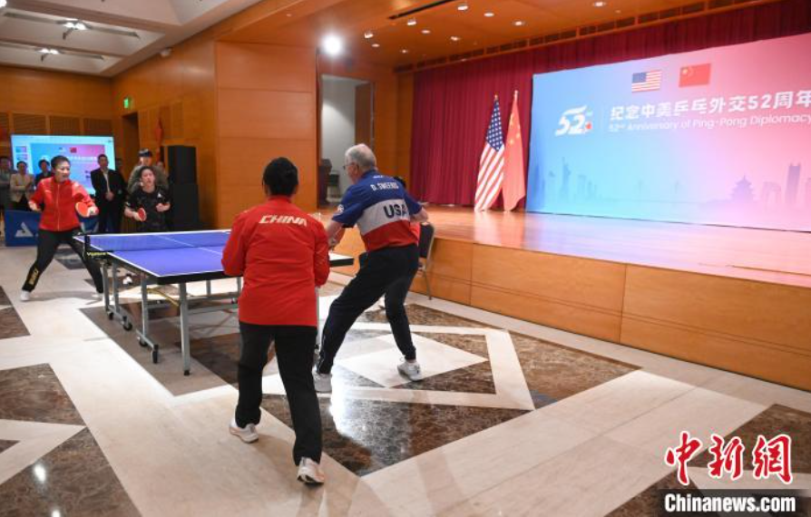 當(dāng)?shù)貢r間12月13日，中國駐美使館在華盛頓舉辦慶?；顒蛹o(jì)念中美乒乓外交52周年。圖為丁寧、劉偉、戴爾等中美運動員上演混雙表演賽。中新社記者 陳孟統(tǒng) 攝