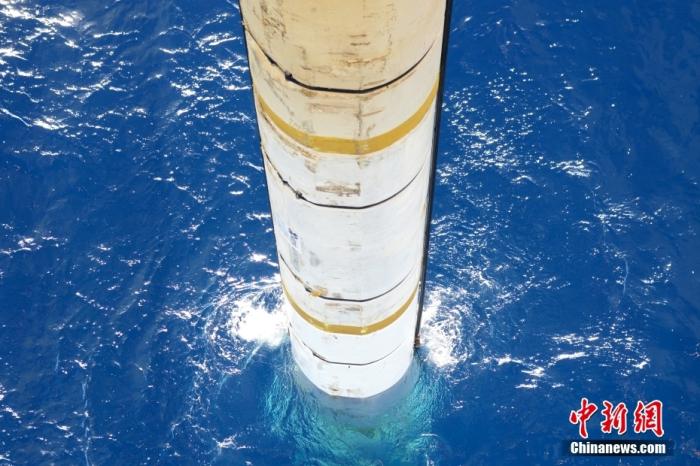 鉆井平臺上伸入海中的設(shè)備。<a target='_blank' href='/' _fcksavedurl='/' ><p  align=
