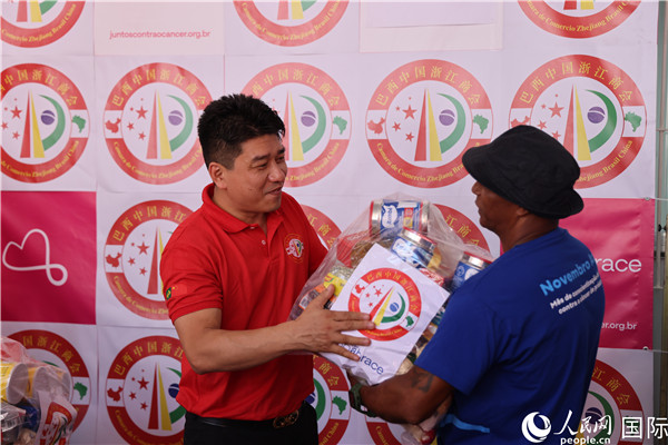 鄭俠茂向癌癥患者捐贈食品籃。人民網(wǎng)記者 時元皓攝