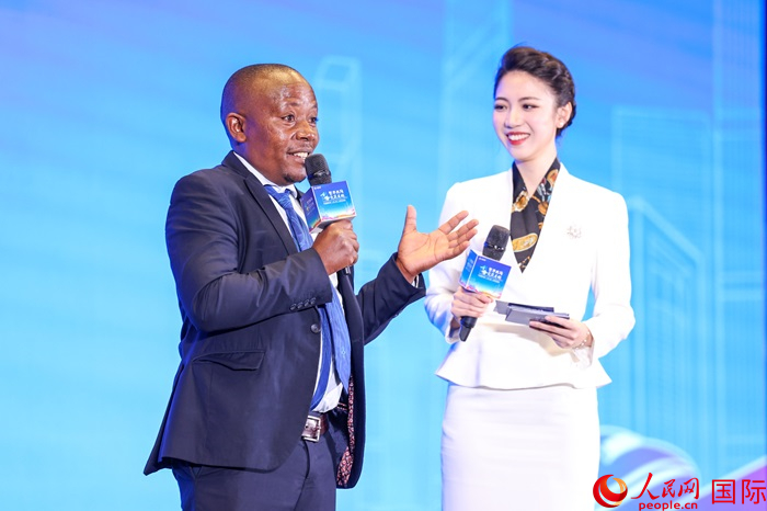 來自烏干達(dá)坎帕拉—恩德培機(jī)場(chǎng)高速公路項(xiàng)目的赫爾曼（左）被評(píng)為中國(guó)交建共建“一帶一路”最美外籍建設(shè)者之一。人民網(wǎng)記者 趙益普攝