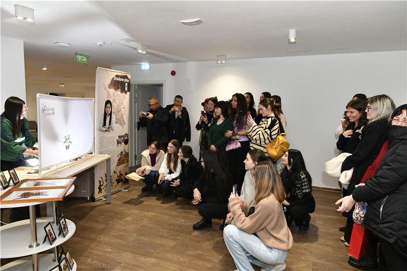 圖為觀眾欣賞帶有“你好中國”標(biāo)識(shí)的皮影展示。 布加勒斯特中國文化中心供圖。