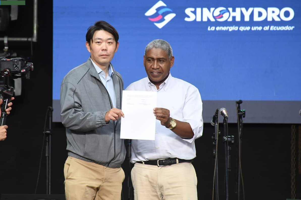 中國電建厄瓜多爾國別代表白納（左）代表中國電建向厄瓜多爾埃爾查科市康復(fù)中心捐贈(zèng)了一批康復(fù)器材，埃爾查科市市長奧斯卡·德拉克魯斯·卡瓦蒂霍（右）對(duì)中國企業(yè)的善舉表示感謝。中國電建厄瓜多爾代表處供圖