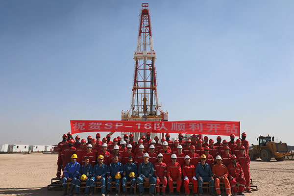 12月25日，中石化國工科威特分公司SINOPEC-16隊在科威特北部油區(qū)順利開鉆。中石化供圖