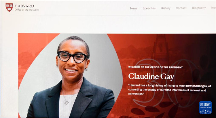 美國媒體1月2日?qǐng)?bào)道，哈佛大學(xué)校長(zhǎng)蓋伊宣布辭職。這是1月2日拍攝的有蓋伊照片的哈佛大學(xué)官網(wǎng)校長(zhǎng)辦公室頁面。新華社記者李睿 攝