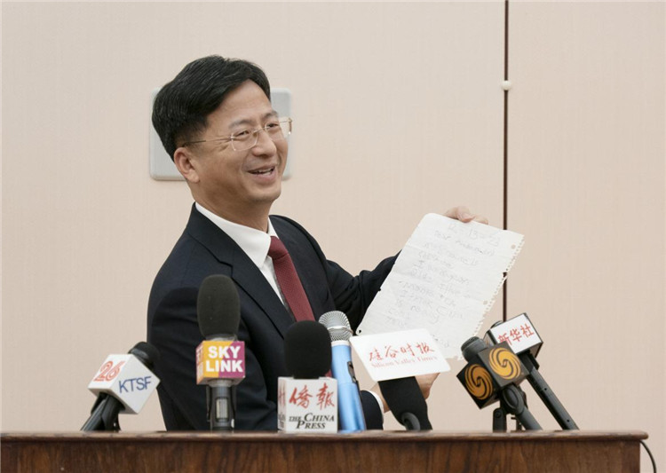 張建敏總領(lǐng)事向媒體展示領(lǐng)區(qū)小學(xué)生來信。中國(guó)駐舊金山總領(lǐng)館供圖