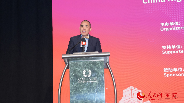 內(nèi)華達(dá)州副州長辦公室幕僚長魯?shù)稀づ撩鲌D安在論壇致辭。人民網(wǎng)記者 鄧圩攝