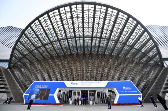 2023年10月30日，參會(huì)嘉賓步入長(zhǎng)沙國(guó)際會(huì)議中心。當(dāng)日，以“全球發(fā)展 共享安全”為主題的博鰲亞洲論壇全球經(jīng)濟(jì)發(fā)展與安全論壇第二屆大會(huì)在湖南長(zhǎng)沙開幕。新華社記者 陳振海 攝