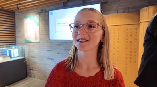 美國猶他州小學(xué)生米麗婭姆·居布萊接受記者采訪。