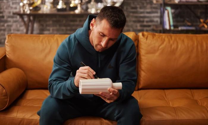 2023年10月，赤水河酒曬出的梅西為赤水河酒酒瓶簽名照片。 截圖自