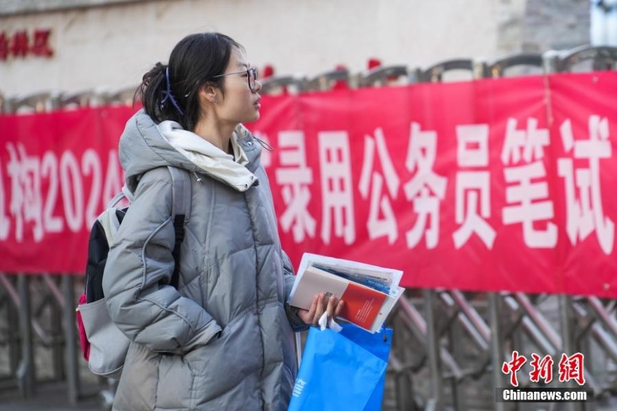 2023年11月26日，山西省太原市，考生步入考場(chǎng)。當(dāng)日，中央機(jī)關(guān)及其直屬機(jī)構(gòu)2024年度考試錄用公務(wù)員公共科目筆試舉行。<a target='_blank' href='/'><p  align=