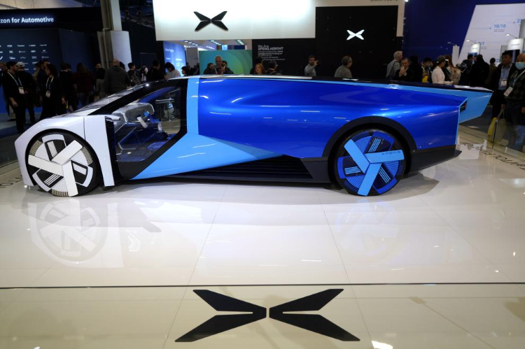 1月11日，人們?cè)诿绹?guó)拉斯維加斯消費(fèi)電子展小鵬公司展臺(tái)觀看電動(dòng)飛行汽車Aeroht。新華社記者吳曉凌攝