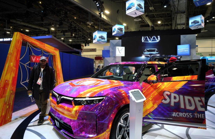 1月11日，人們?cè)诿绹?guó)拉斯維加斯消費(fèi)電子展越南電動(dòng)汽車制造商VinFast展臺(tái)參觀。新華社記者吳曉凌攝