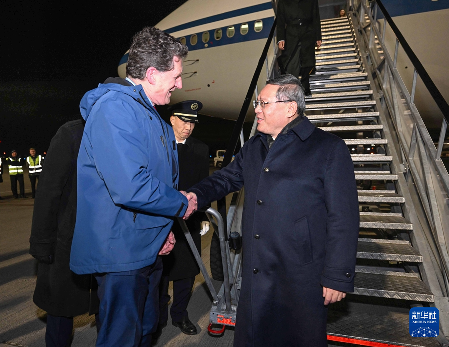 當?shù)貢r間1月16日晚，應愛爾蘭總理瓦拉德卡邀請，國務院總理李強乘包機抵達都柏林國際機場，開始對愛爾蘭進行正式訪問。愛爾蘭環(huán)境、氣候與通訊部長兼交通部長瑞安等到機場迎接。新華社記者 饒愛民 攝