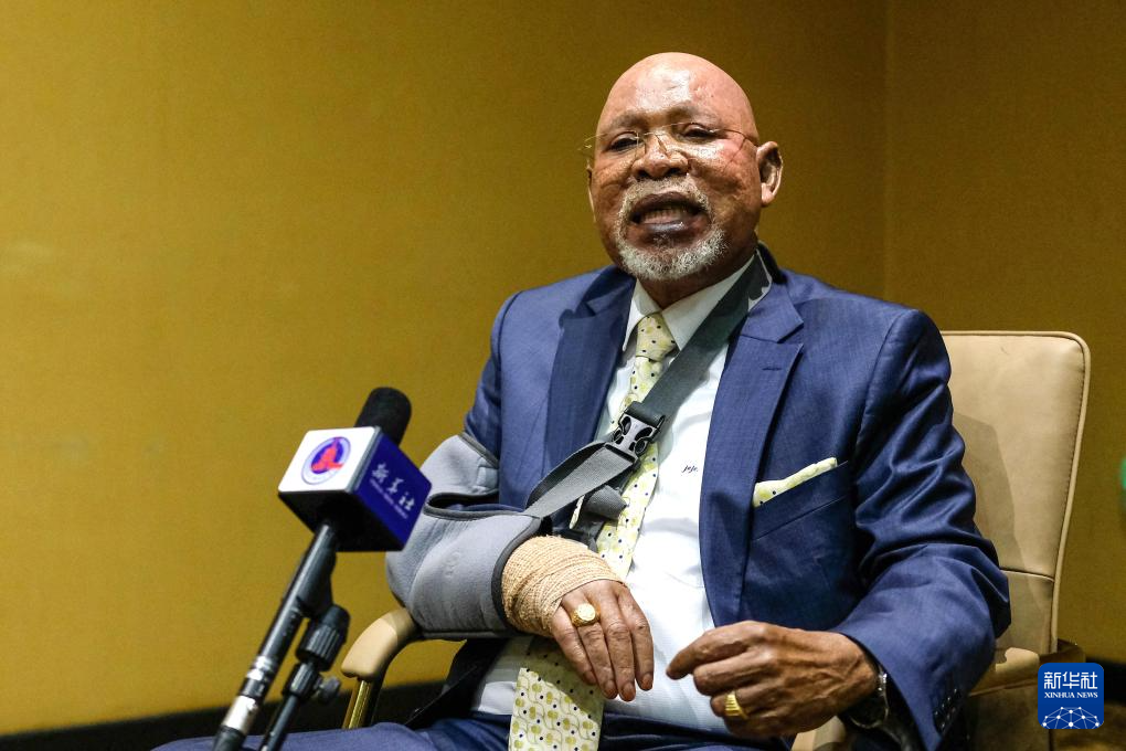 1月15日，烏干達外長奧東戈在坎帕拉舉行的不結(jié)盟運動第19次峰會高級別官員會議期間接受新華社記者專訪。新華社發(fā)（阿佳拉·納瓦達攝）