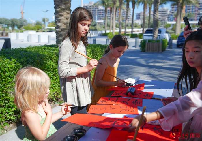 小朋友體驗(yàn)書法創(chuàng)作。人民網(wǎng) 塔里克·易卜拉欣攝