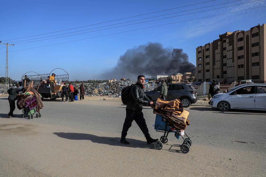 1月22日，在加沙地帶南部城市汗尤尼斯，人們逃離家園。新華社發(fā)（里澤克·阿卜杜勒賈瓦德攝）
