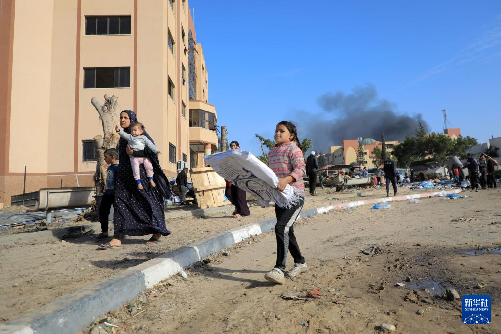 1月22日，加沙地帶南部城市汗尤尼斯遭到以軍攻擊后升起濃煙。新華社發(fā)（里澤克·阿卜杜勒賈瓦德攝）