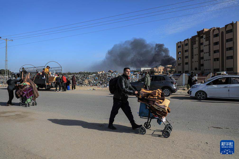 1月22日，在加沙地帶南部城市汗尤尼斯，人們逃離家園。新華社發(fā)（里澤克·阿卜杜勒賈瓦德攝）