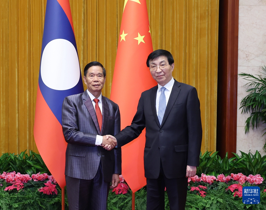 1月22日，中共中央政治局常委、全國(guó)政協(xié)主席王滬寧在北京會(huì)見(jiàn)老撾人民革命黨中央政治局委員、建國(guó)陣線(xiàn)中央委員會(huì)主席辛拉馮。新華社記者 王曄 攝