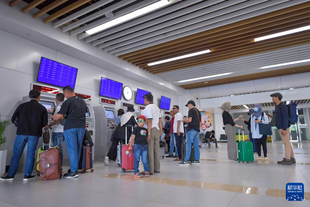 1月24日，在印度尼西亞雅加達(dá)哈利姆站，乘客使用自助取票機(jī)。新華社記者 徐欽 攝