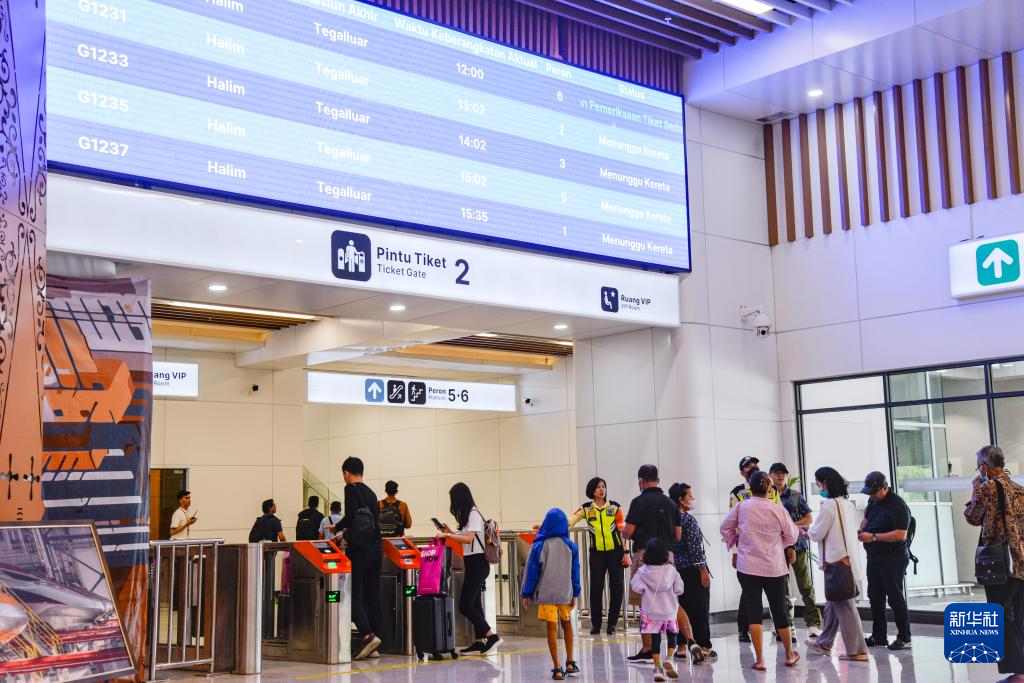 1月24日，在印度尼西亞雅加達(dá)哈利姆站候車大廳，乘客刷票前往站臺(tái)。新華社記者 徐欽 攝