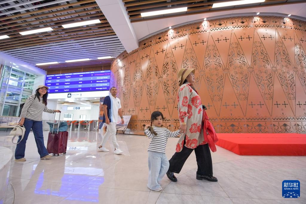 1月24日，在印度尼西亞雅加達(dá)哈利姆站，乘客在候車大廳內(nèi)行走。新華社記者 徐欽 攝