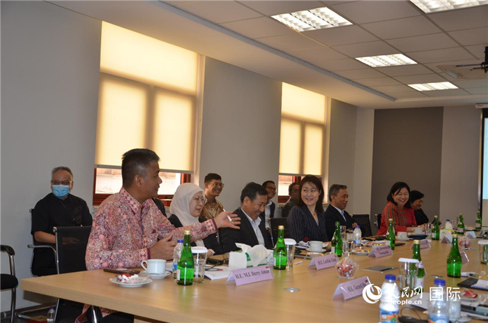 參訪嘉賓與五菱印尼公司負責人交流。人民網(wǎng)記者 李培松攝