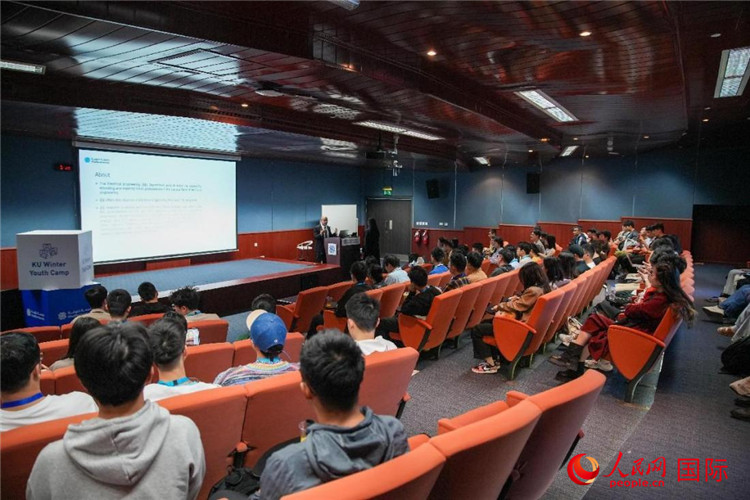 圖為23日，中國(guó)學(xué)生在聽(tīng)取講座。人民網(wǎng)塔里克·易卜拉欣攝