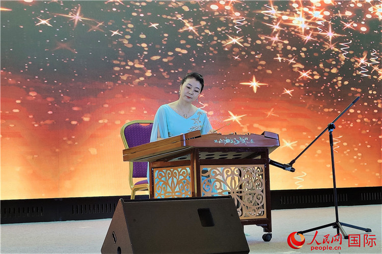 揚(yáng)琴演奏家劉艮演奏《夢(mèng)中的婚禮》。人民網(wǎng)記者 于宏建攝